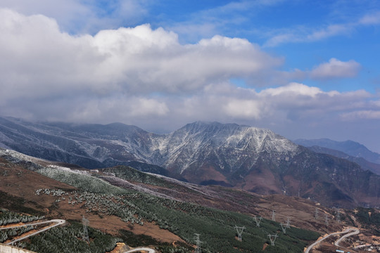 雪山 高压铁塔 云雾