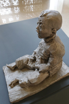 抗战雕塑哭泣的孩子