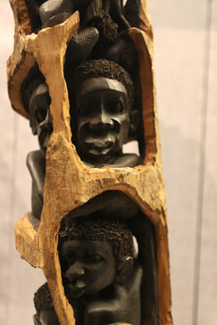 坦桑桑尼亚国礼乌木雕人群像