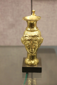 保加利亚国礼人首形单耳铜瓶