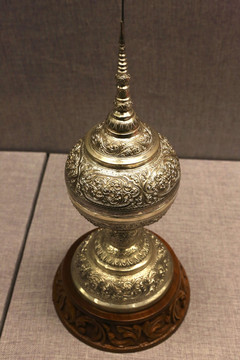 缅甸国礼高足塔式银盒