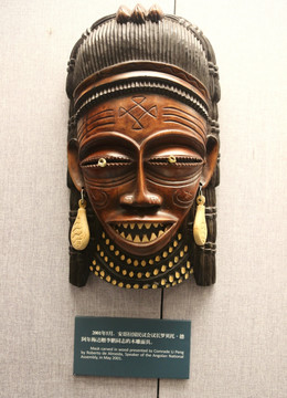 安哥拉拉国礼木雕面具