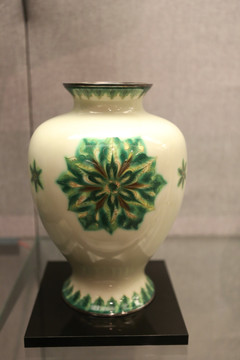 日本国礼七宝烧白地花瓶