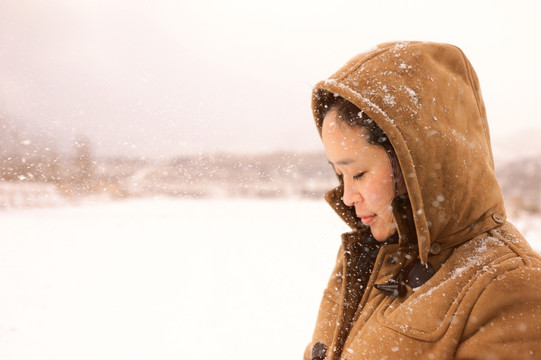 站在雪中的女人