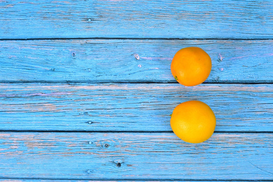 蓝色木板和橙子