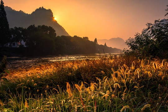 夕阳山谷晚霞