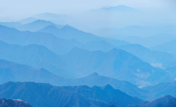 重峦叠嶂