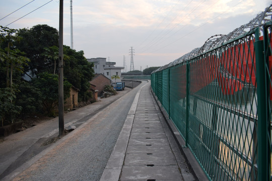 河边围栏堤坝小道摄影图片