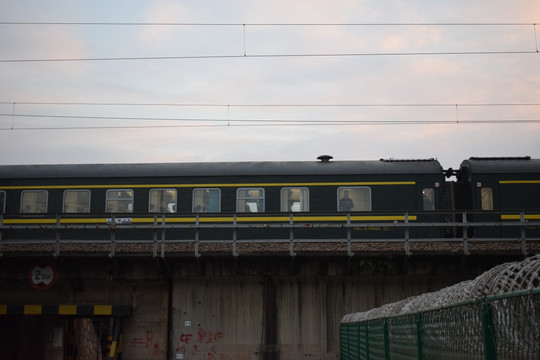 绿皮火车在桥上形式经过摄影图片