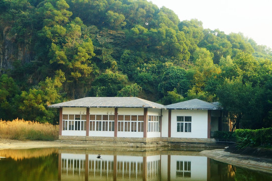 水庫和小屋景觀