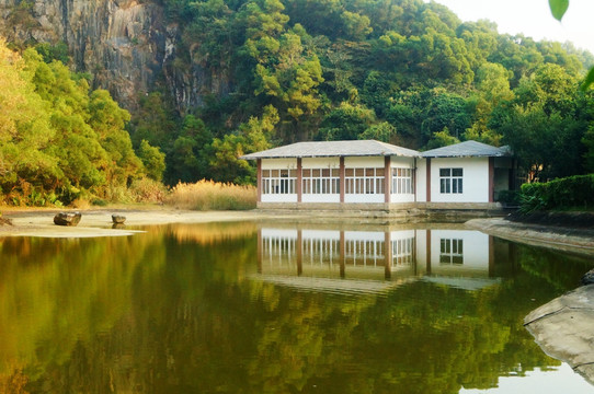 水库和小屋景观