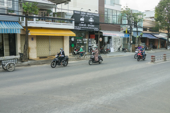 越南街景 骑摩托车的人 路边店