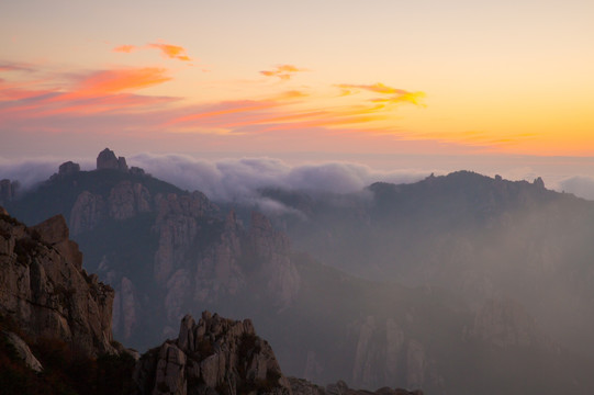 山峰 夕阳 晚霞