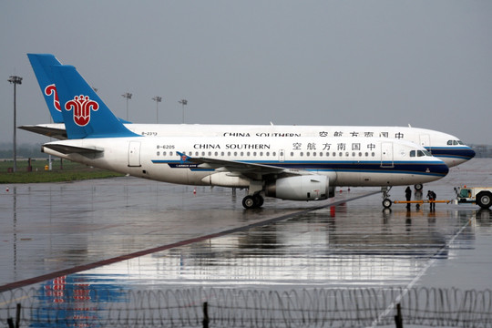 飞机 雨中机场 中国南方航空