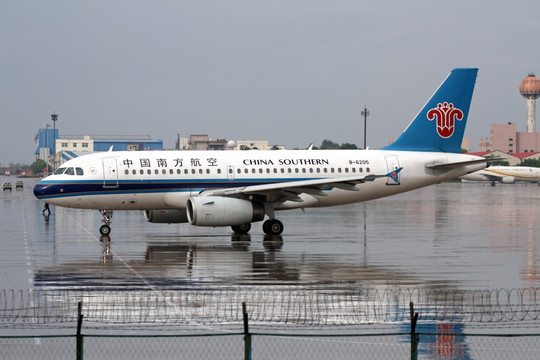 飞机 雨中机场 中国南方航空