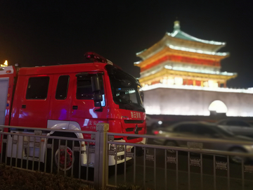 节日消防安全 钟楼 消防车