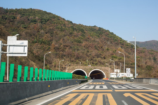 高速隧道口