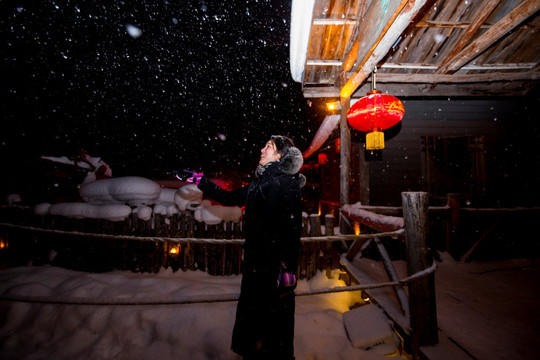 美女在雪花飘飘的夜里