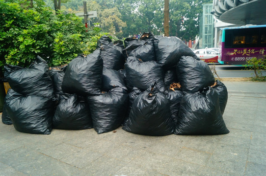 城市街头黑色塑料袋装垃圾