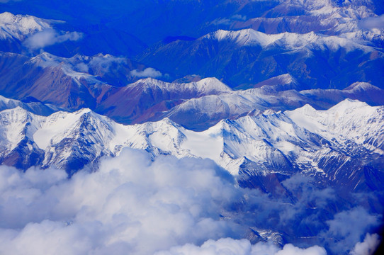 航拍新疆天山雪山