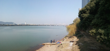 江边河堤风景