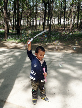 吹泡泡的小男孩