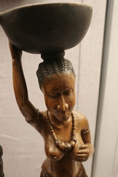 几内亚国礼木雕妇女像