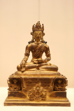 十三世纪鎏金铜宝生佛坐像