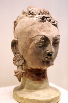 六世纪的彩塑菩萨头像