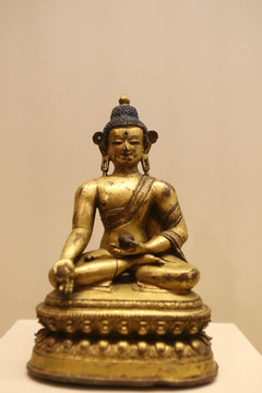 十五世纪鎏金铜铜药师佛坐像