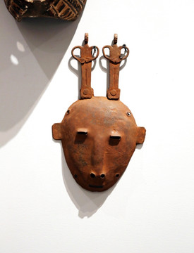 非洲雕刻双小人铁面具