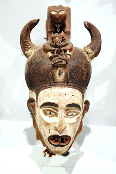 非洲雕刻双角兽头面具