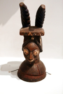 非洲雕刻双角人像头具