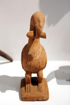 非洲雕刻鸟衔鱼木雕