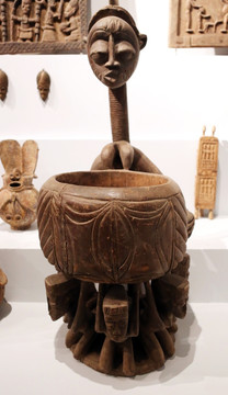 非洲洲雕刻人体木桶