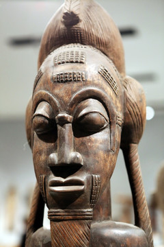 非洲雕刻沉思男人雕像