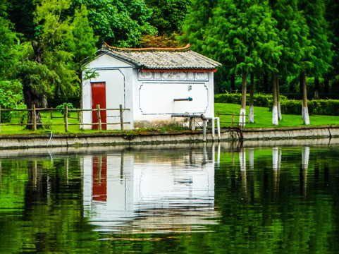 云南民族村湖景