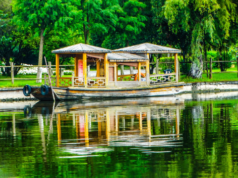 云南民族村湖景