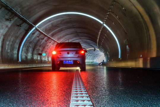 高速公路隧道里的汽车
