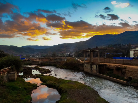 晚霞河流