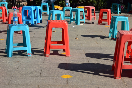 广场上的彩色塑料凳子