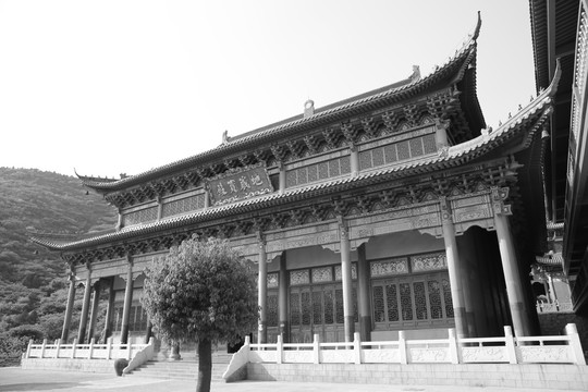 黑白寺庙建筑