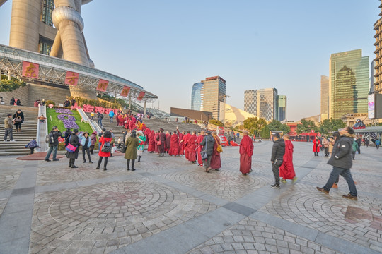 僧人游览东方明珠