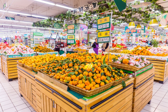 超市内景蔬菜水果区