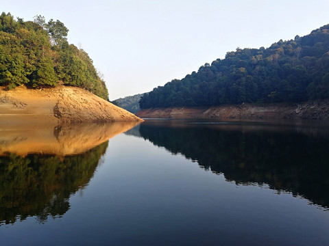 山色 水影