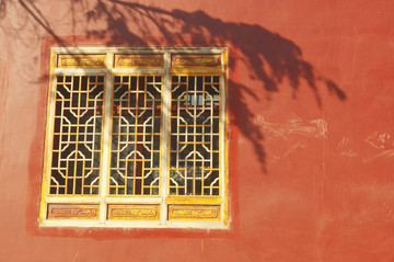 红墙木窗