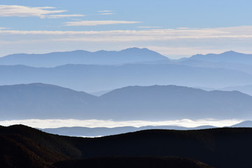 山峦 叠嶂 水墨画