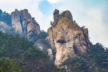 山顶岩石