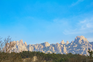 山顶岩石