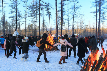 游客在林海雪原跳起了篝火舞